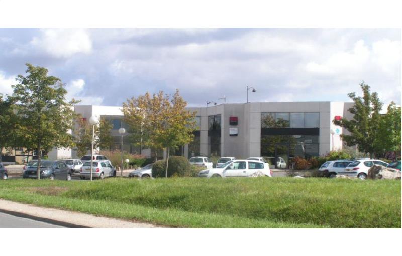 Location de bureau de 744 m² à Bourges - 18000 photo - 1