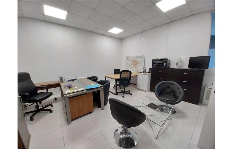 Location de bureau de 90 m² à Le Mesnil-Saint-Denis - 78320 photo - 1