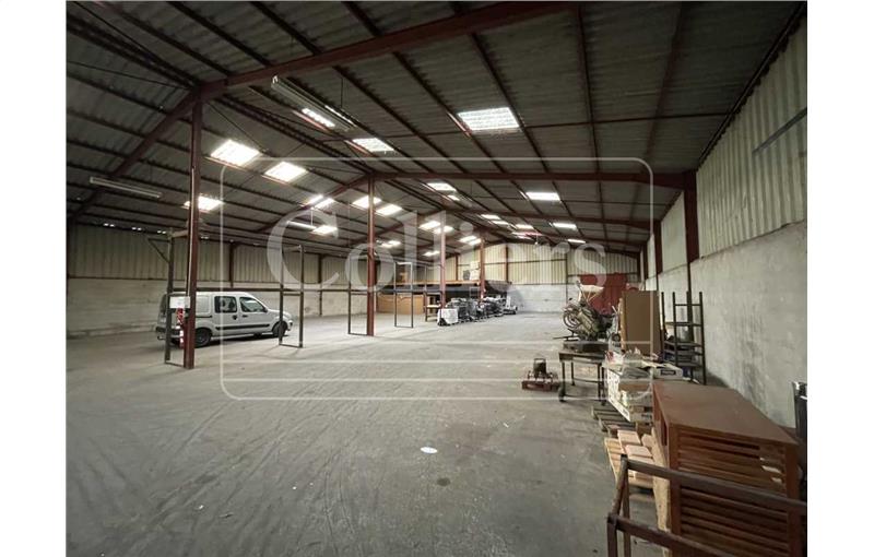 Location d'entrepôt de 2 100 m² à Marignane - 13700 photo - 1