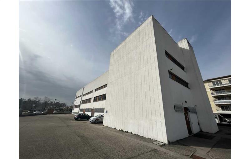 Bureau à acheter de 1 292 m² à Décines-Charpieu - 69150 photo - 1