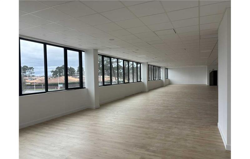 Bureau à acheter de 3 279 m² à Mérignac - 33700 photo - 1