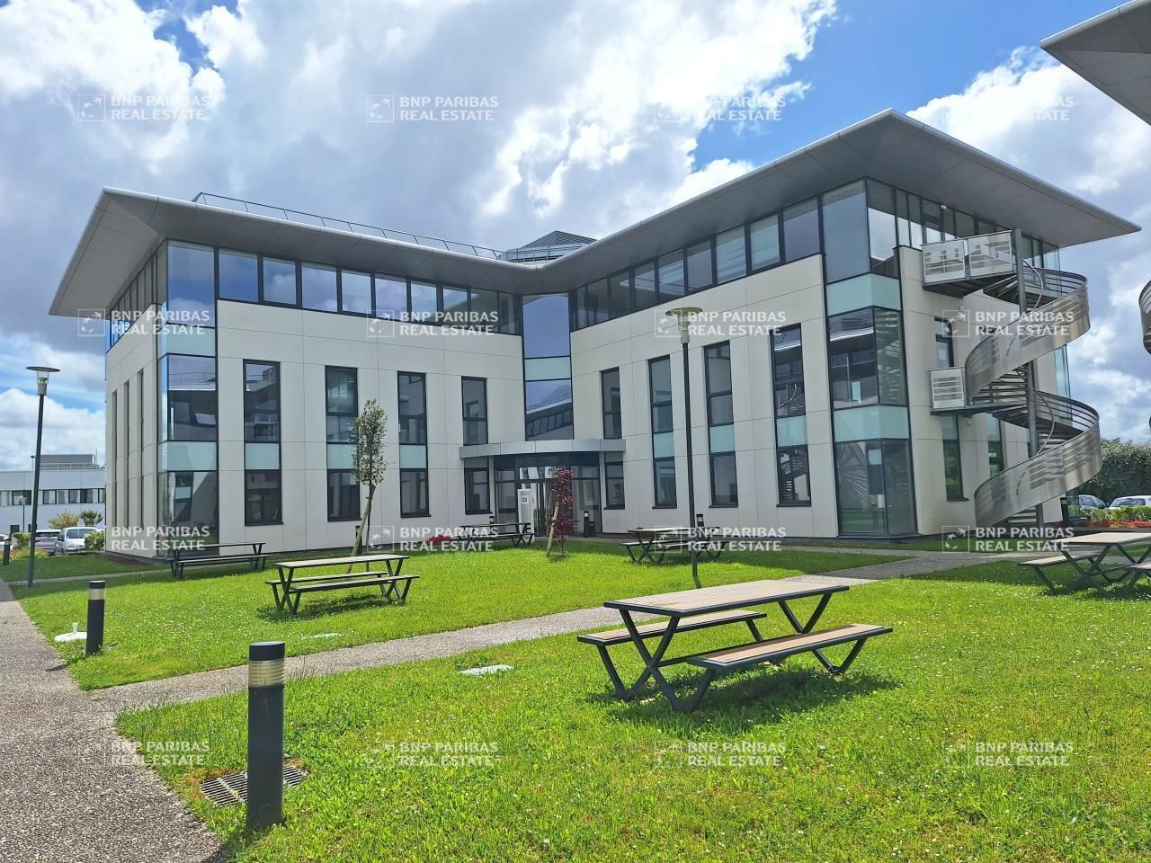 Location Bureaux 1455 m² divisibles 33185 Le haillan