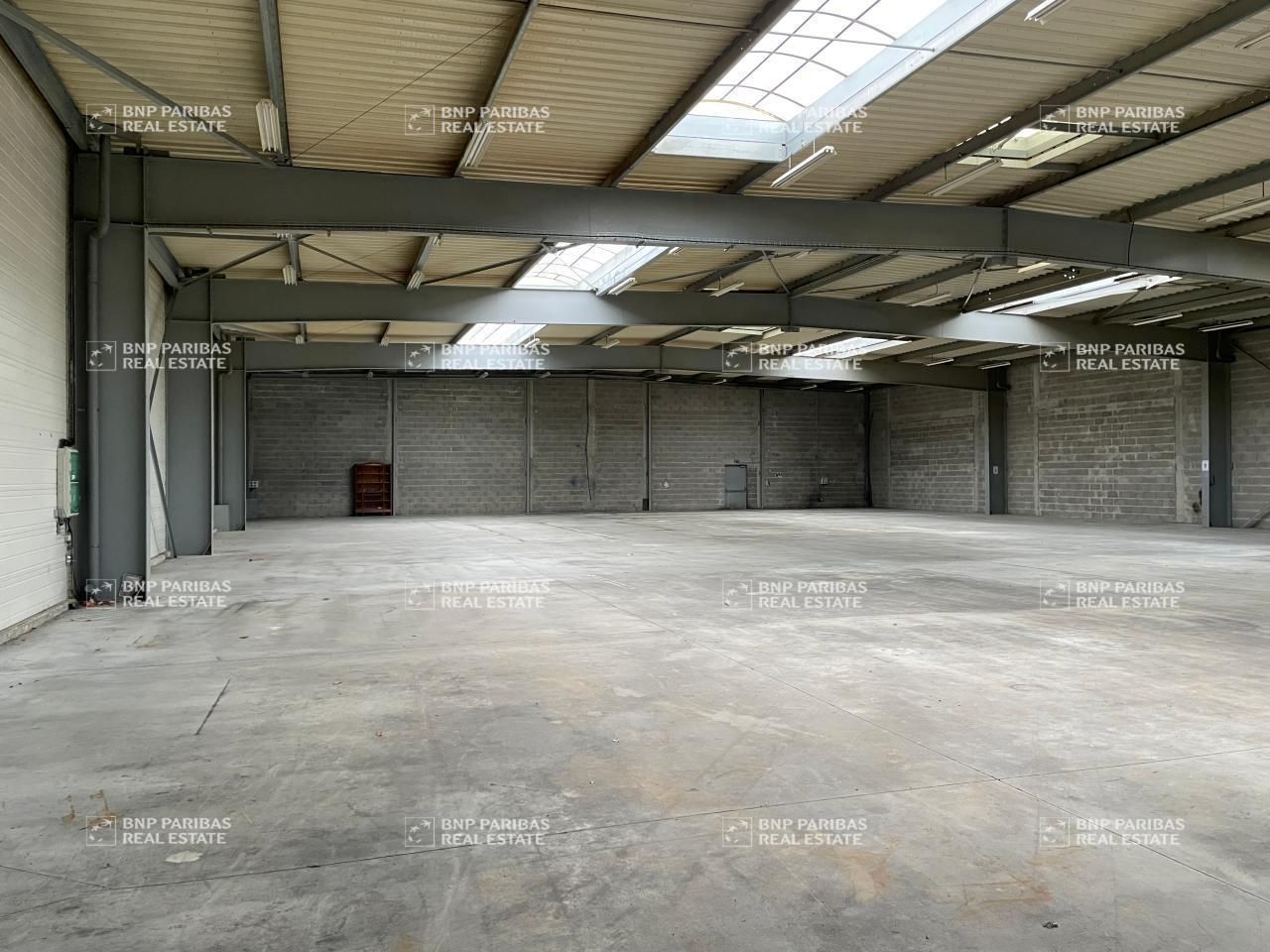 2443 m² pour ce activité en location à Les sorinières