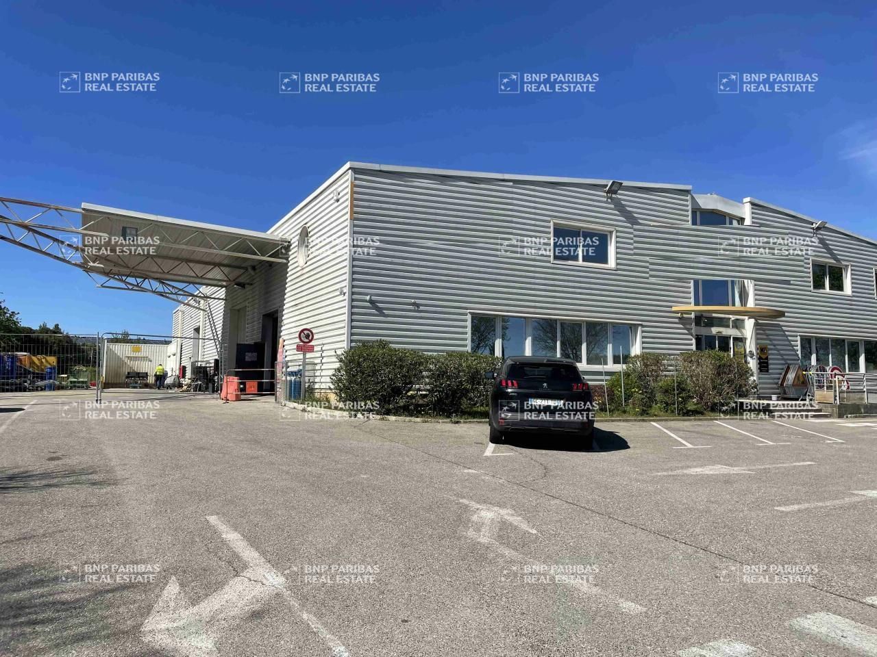 1300 m² pour ce activité en location à Les milles