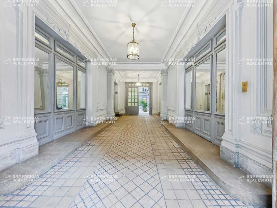 918 m² pour ce bureaux en location à Paris