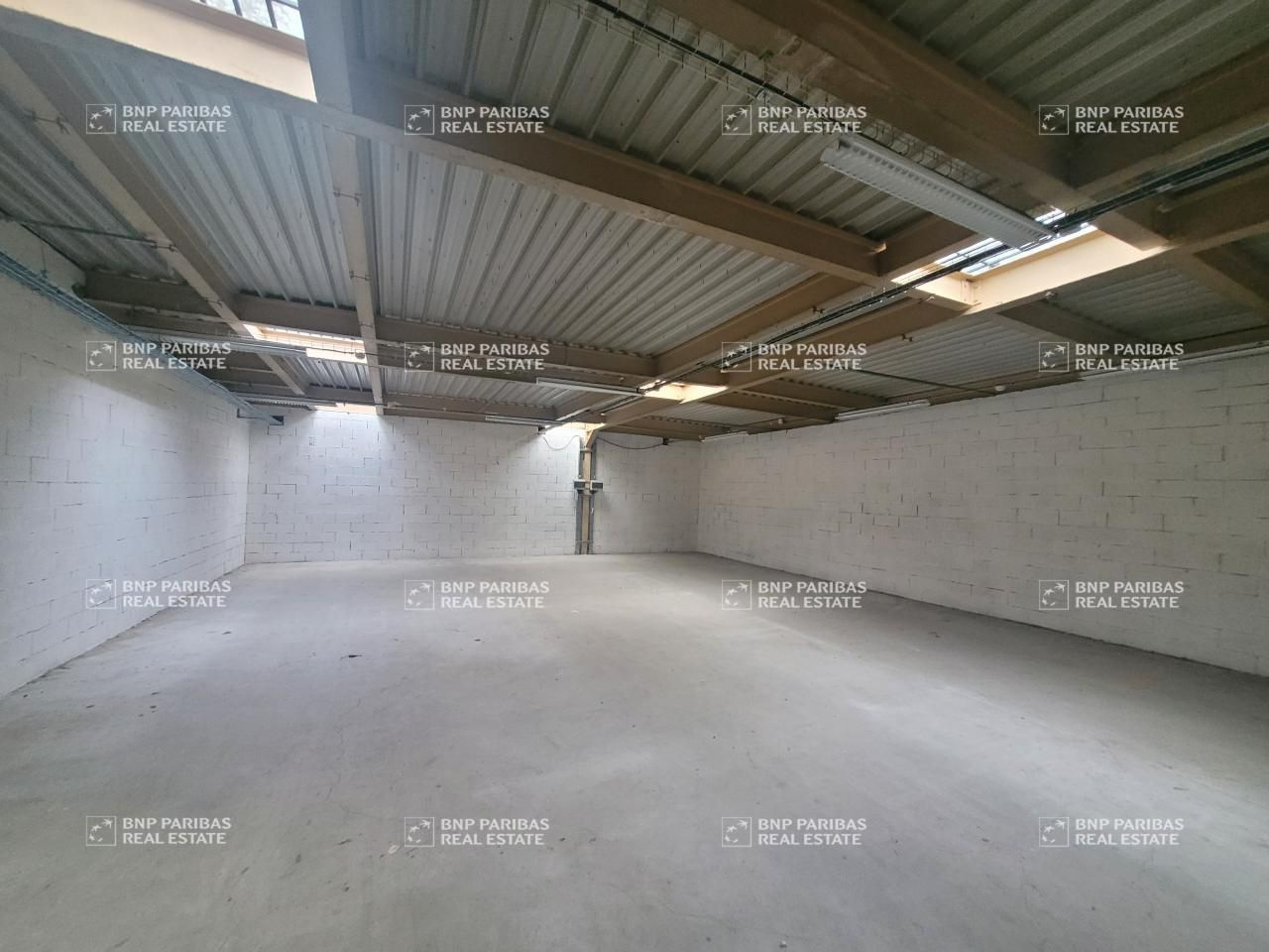 Location PME-PMI 300 m² non divisibles 77183 Croissy-beaubourg