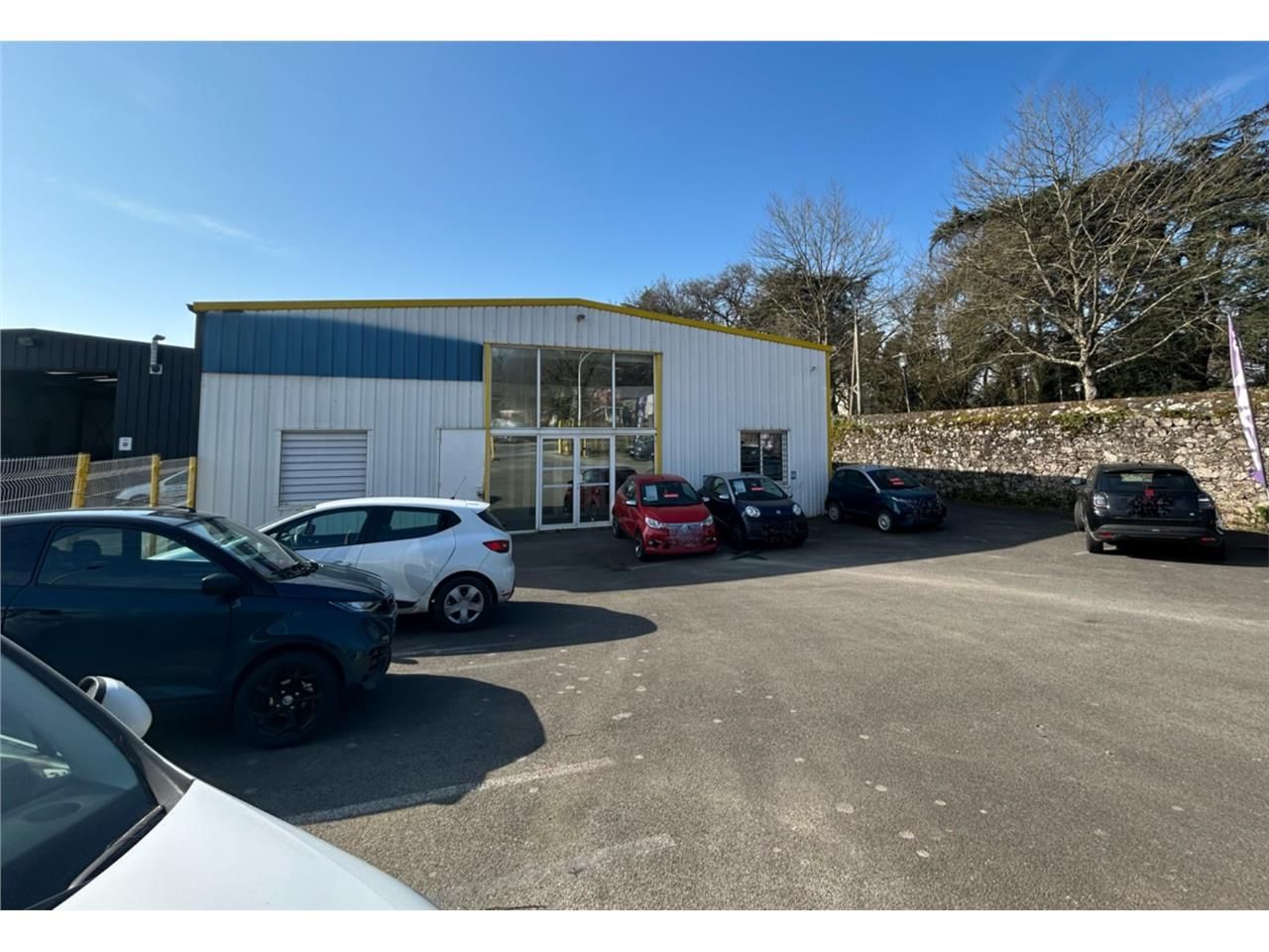 À la location, un entrepôt de de 587 m² situé dan