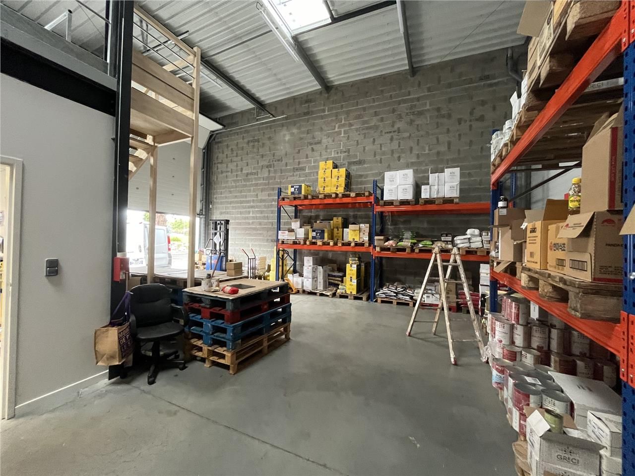 Situé dans la zone d'activité de Brais à Saint-Na