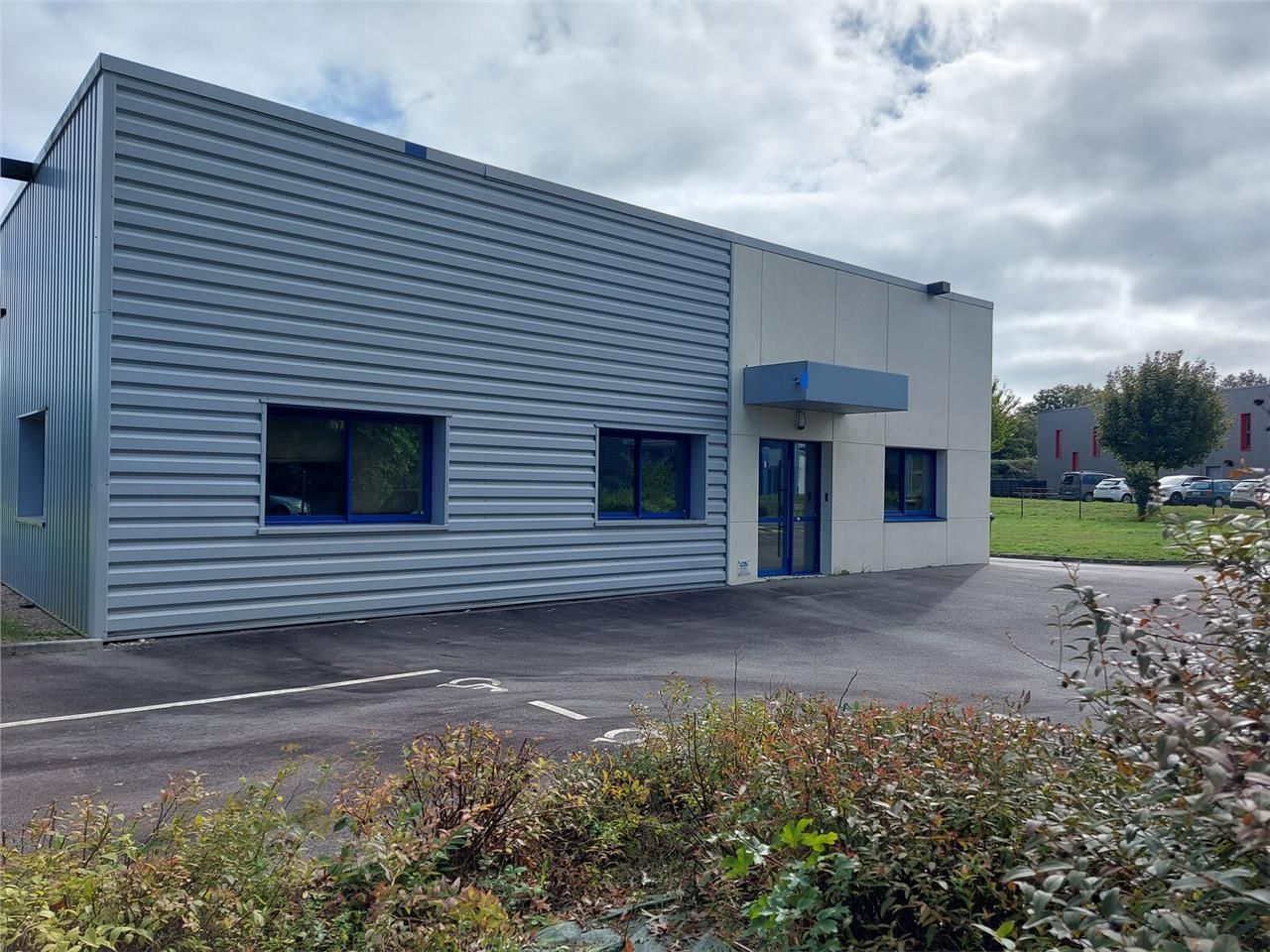 Nous vous proposons à la location un bâtiment de 