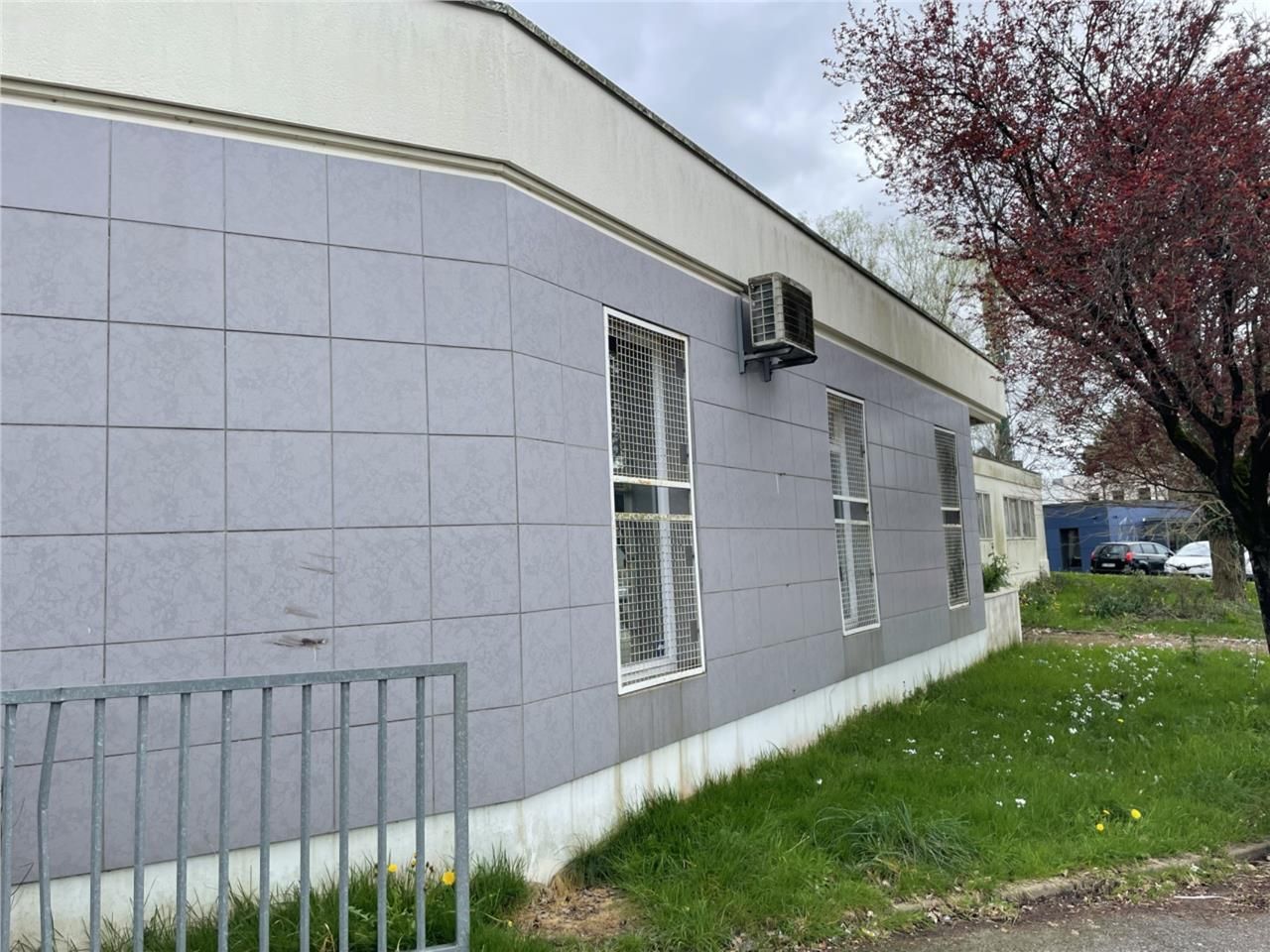 Dans une zone mixte de commerces, de bureaux et d