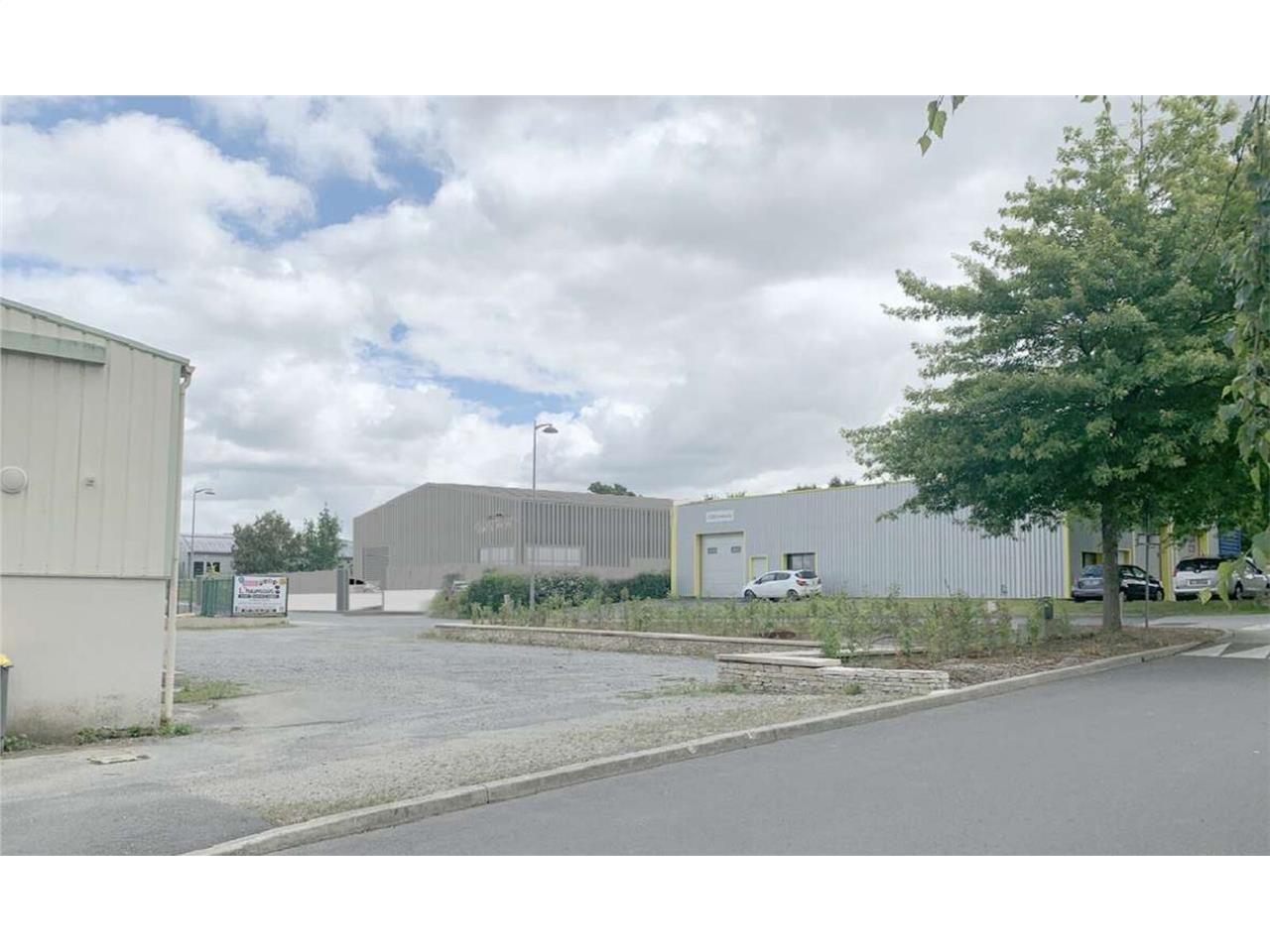 Sur un axe passant, nous vous proposons deux peti