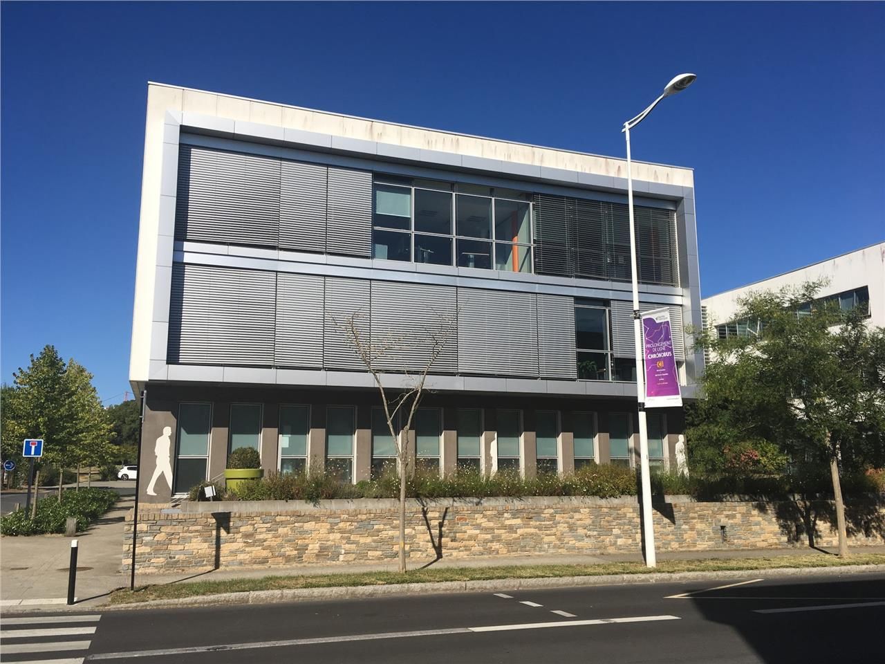 Ensemble immobilier récent indépendant composé de