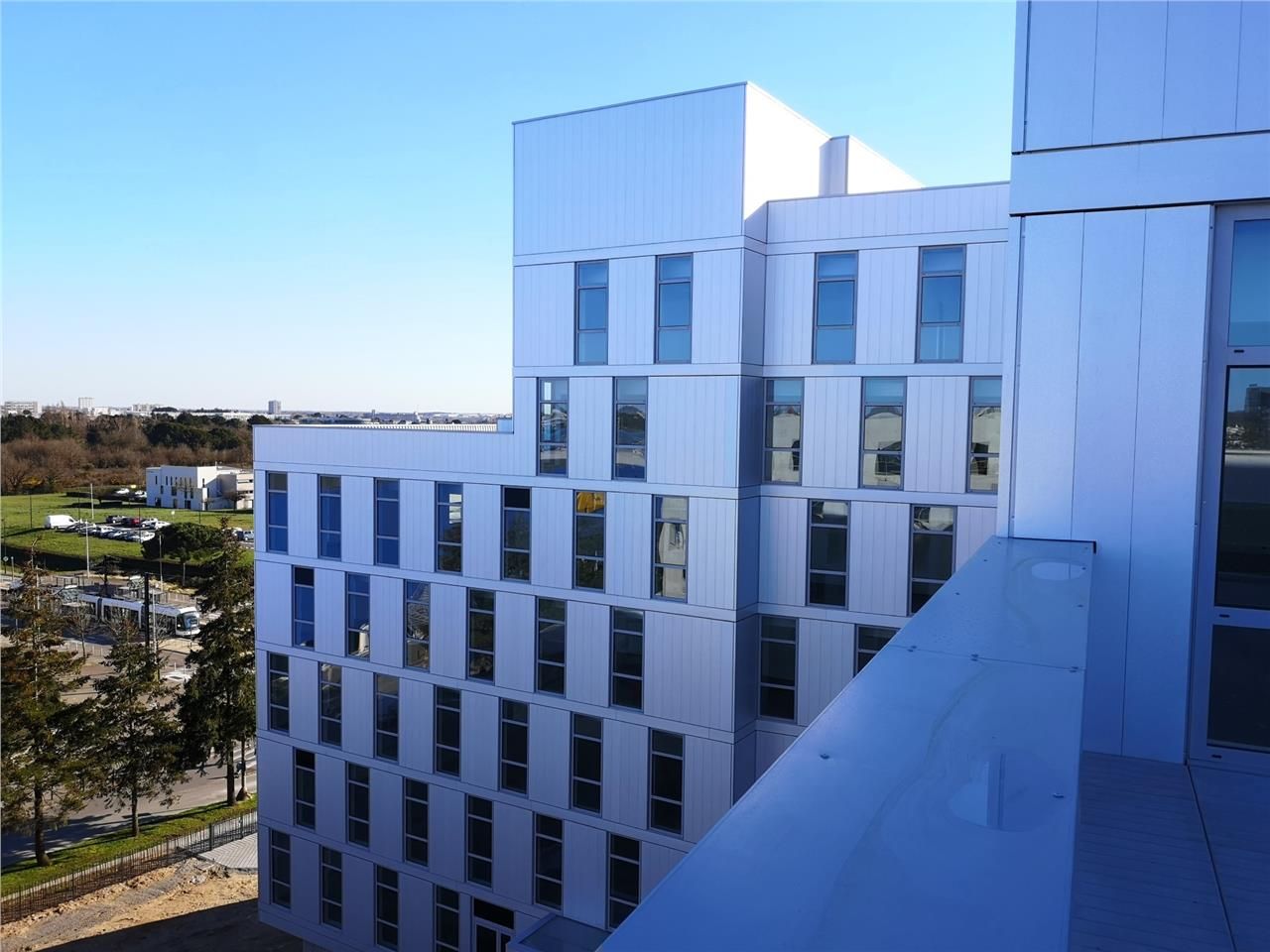 Situé au carrefour du périphérique et de l'axe Na