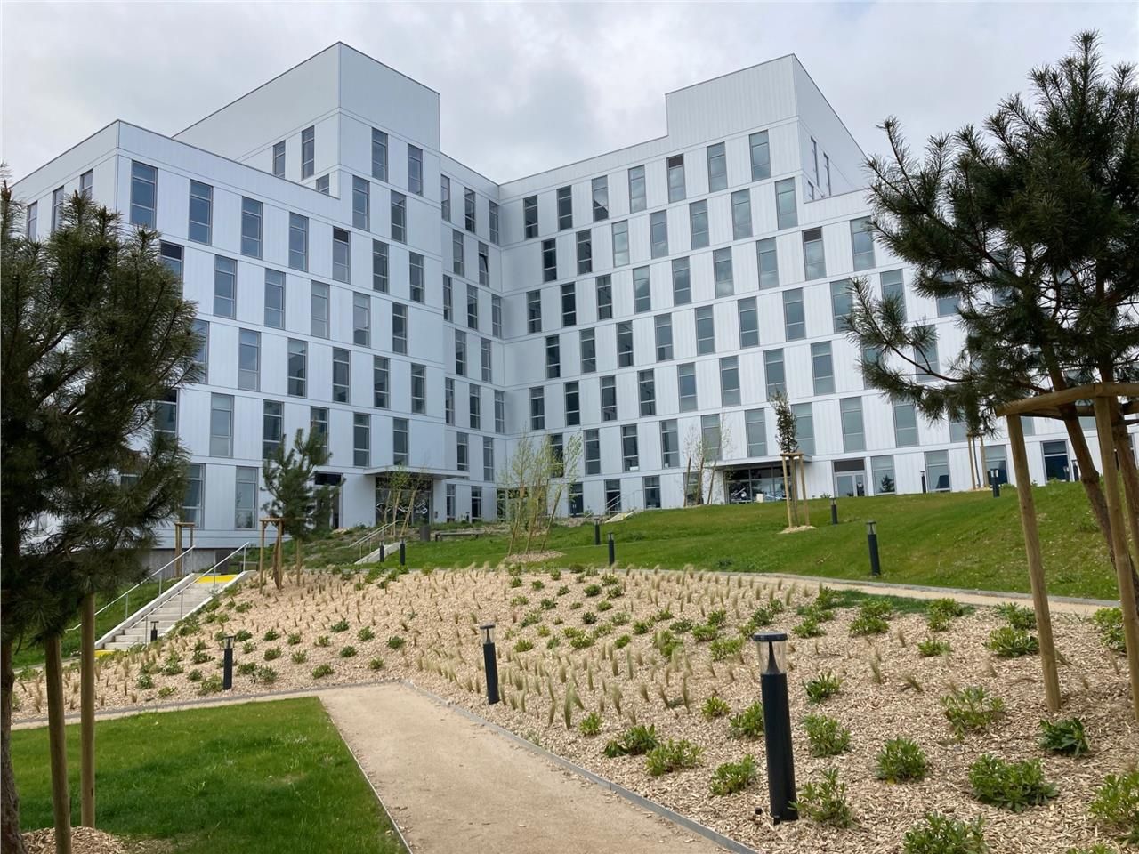 Situé au carrefour du périphérique et de l'axe Na