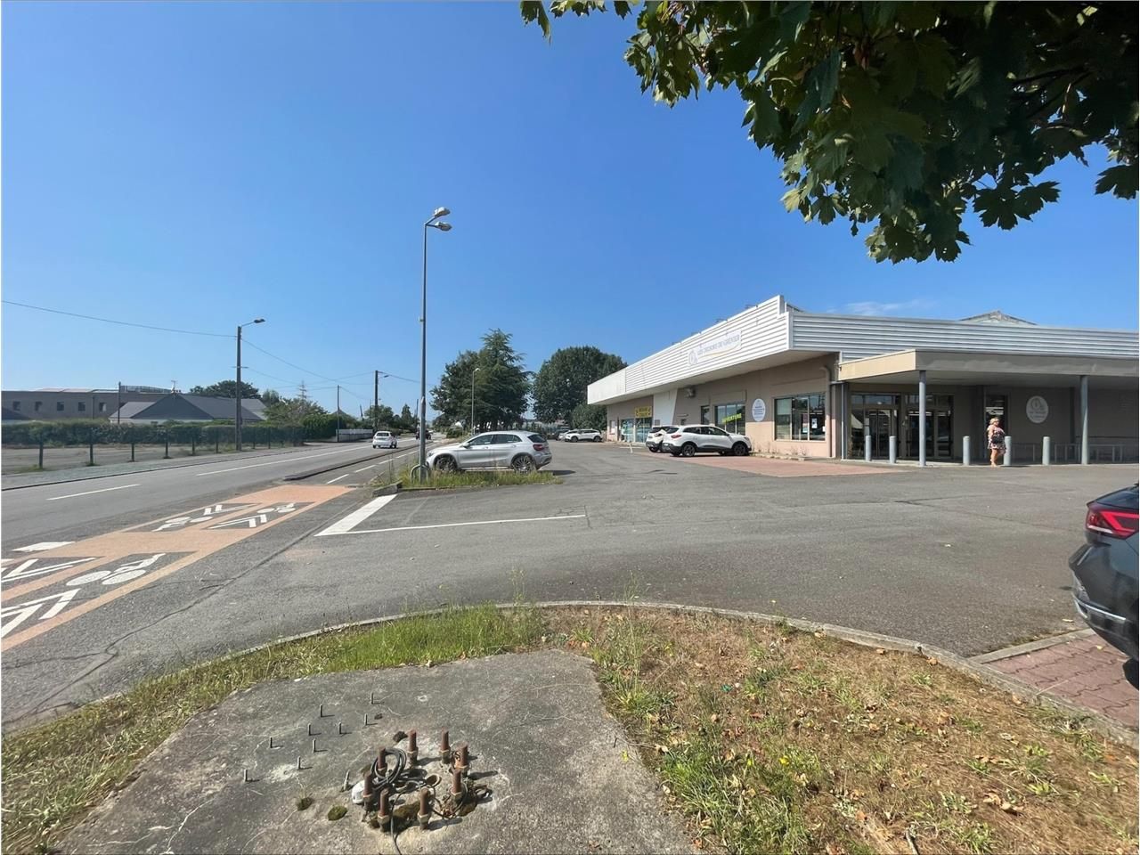 Local commercial de 985 m2 à louer. Idéalement si