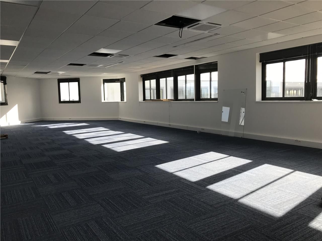 Sur la zone aéroportuaire, dans un immeuble de bu