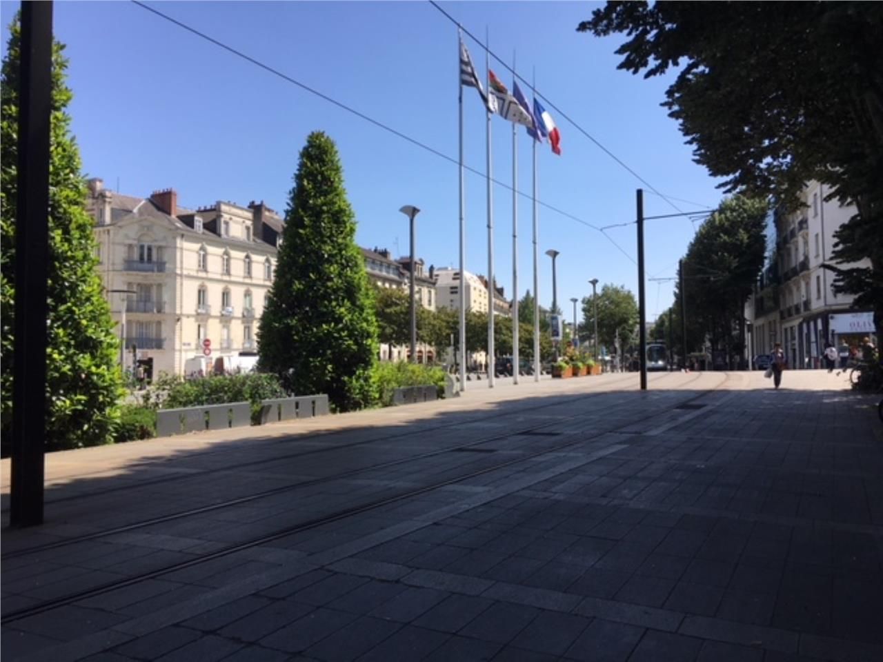 Beau local de part sa visibilité , passage voitur