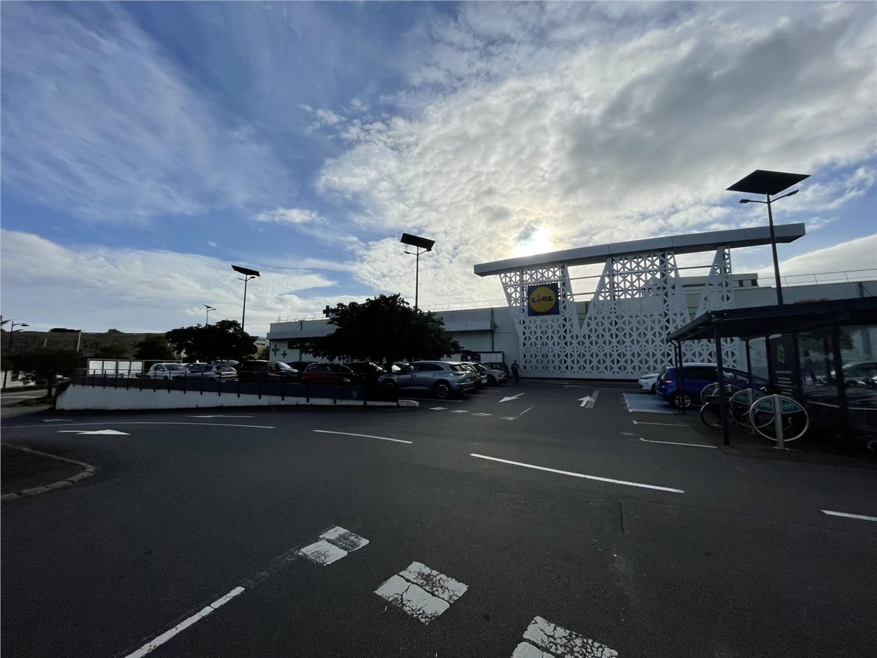 Deux cellules commerciales à louer. Venez vous in