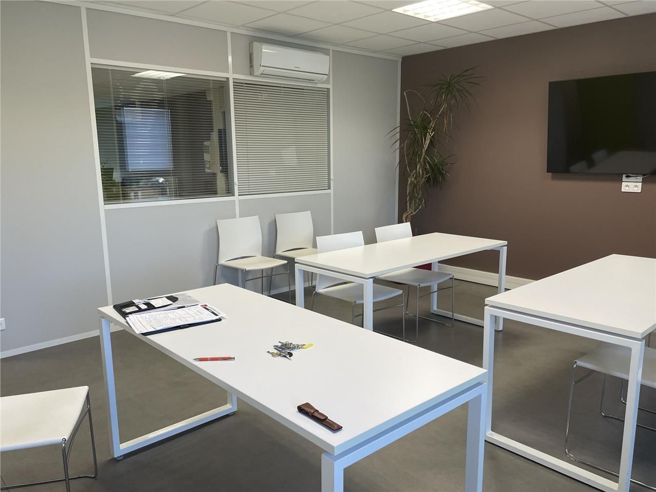 En plein coeur de la zone d'activité et tertiaire