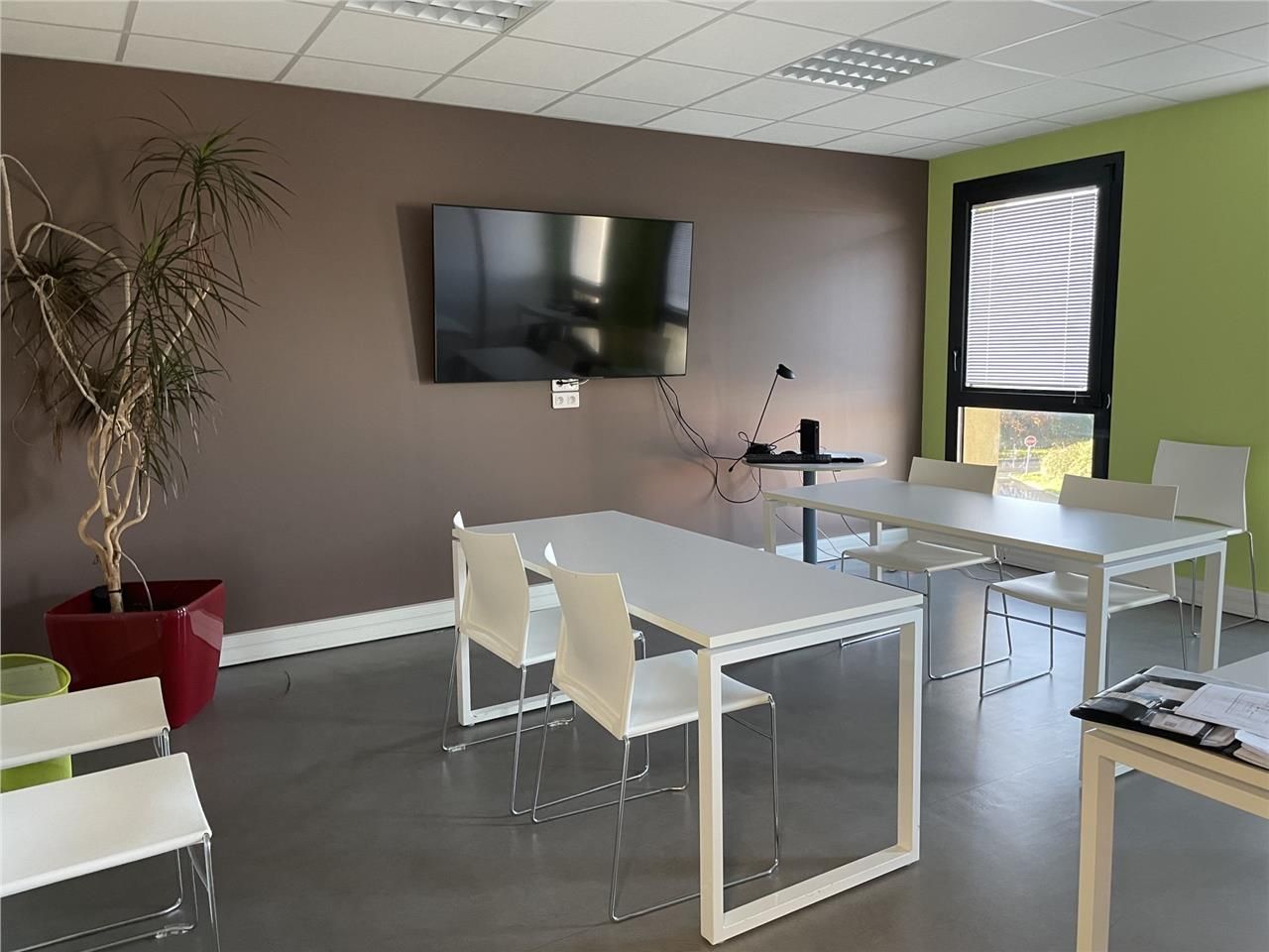 En plein coeur de la zone d'activité et tertiaire