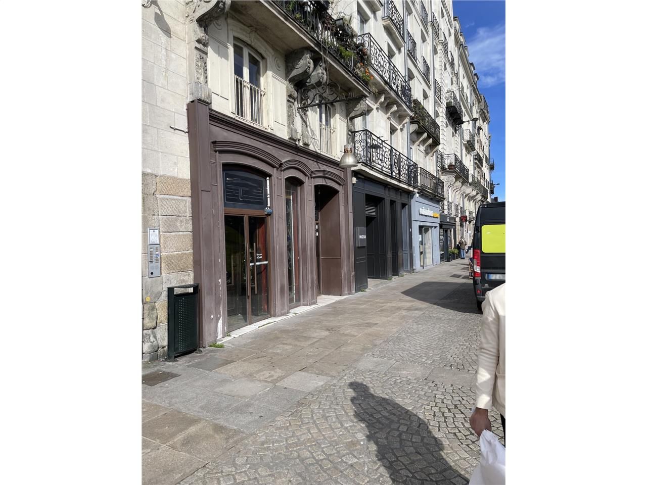 Découvrez un espace commercial de 66 m² non divis