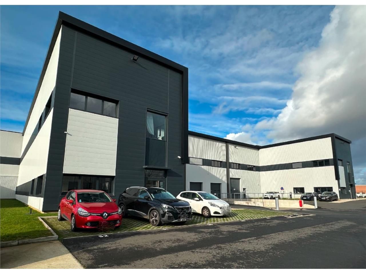 Nous vous proposons un bâtiment neuf avec des pre