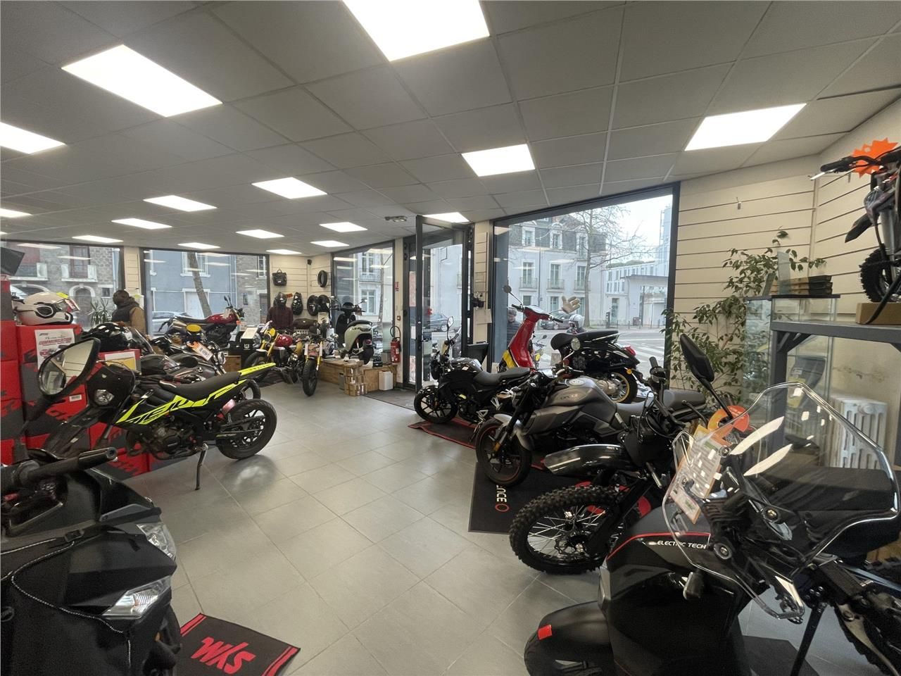 Deux locaux disponibles à la location sur deux ni