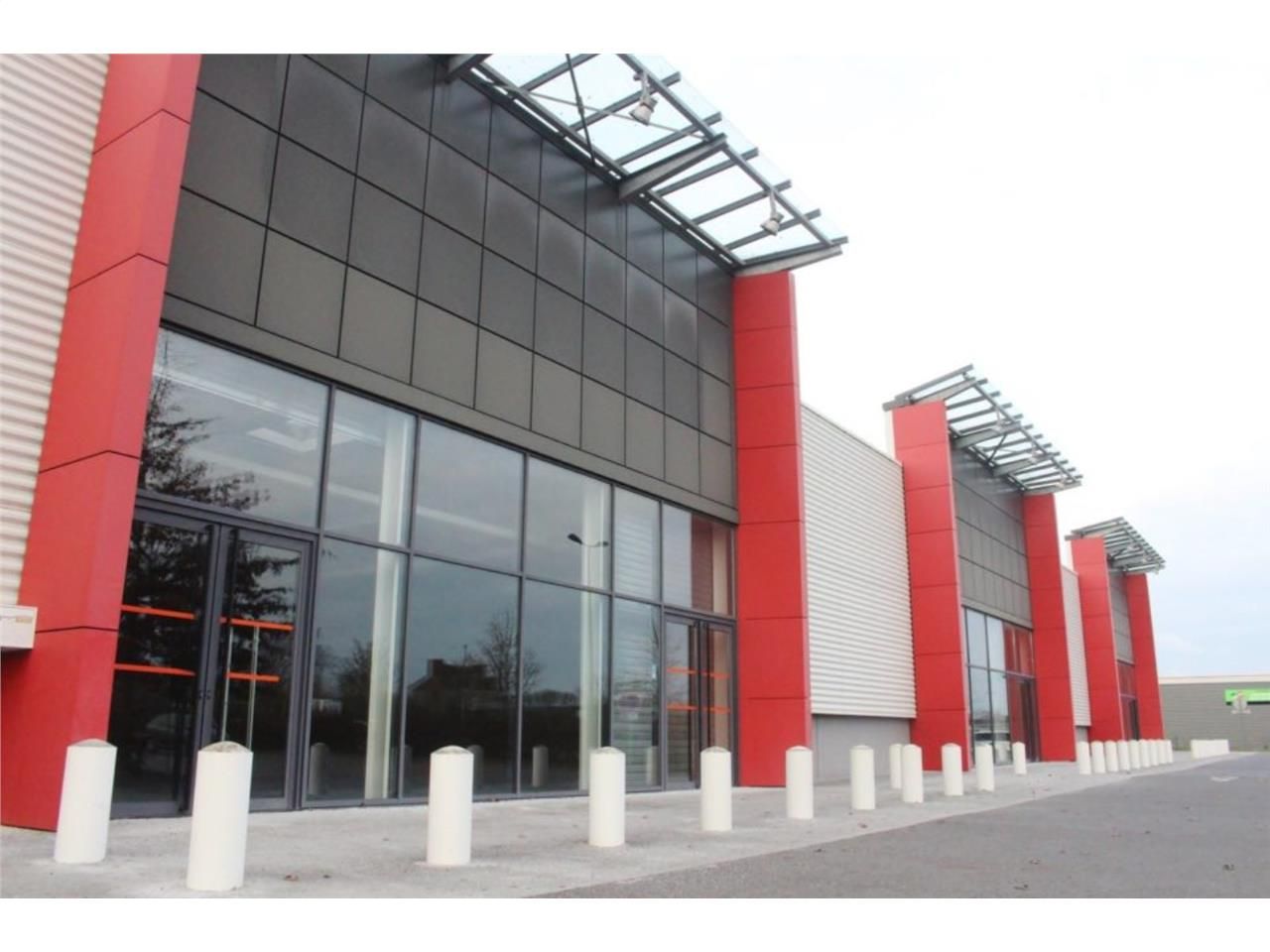 A louer plusieurs cellules commerciales sur Chate