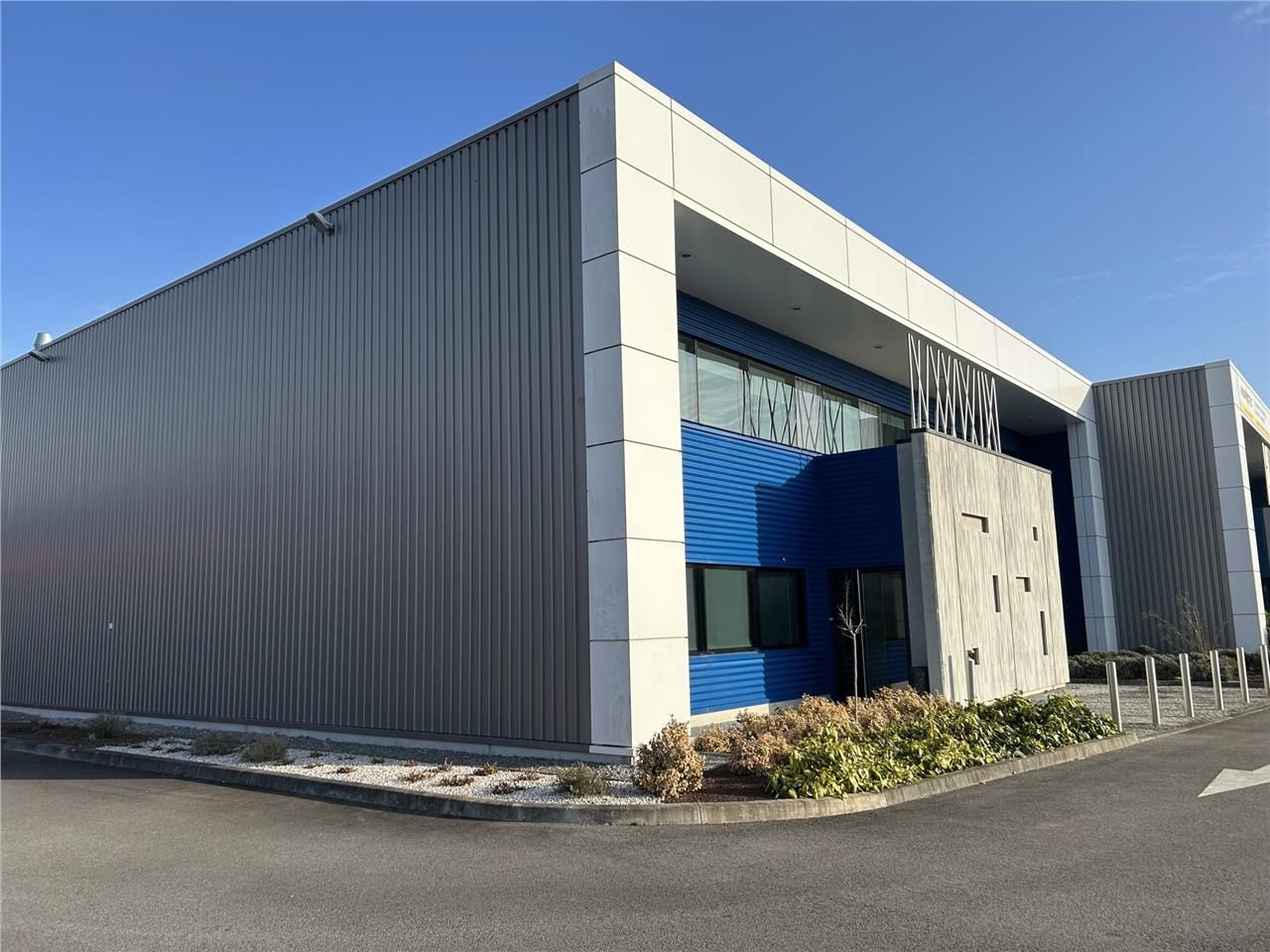 Dans un petit parc d'activité du sud de Nantes, n