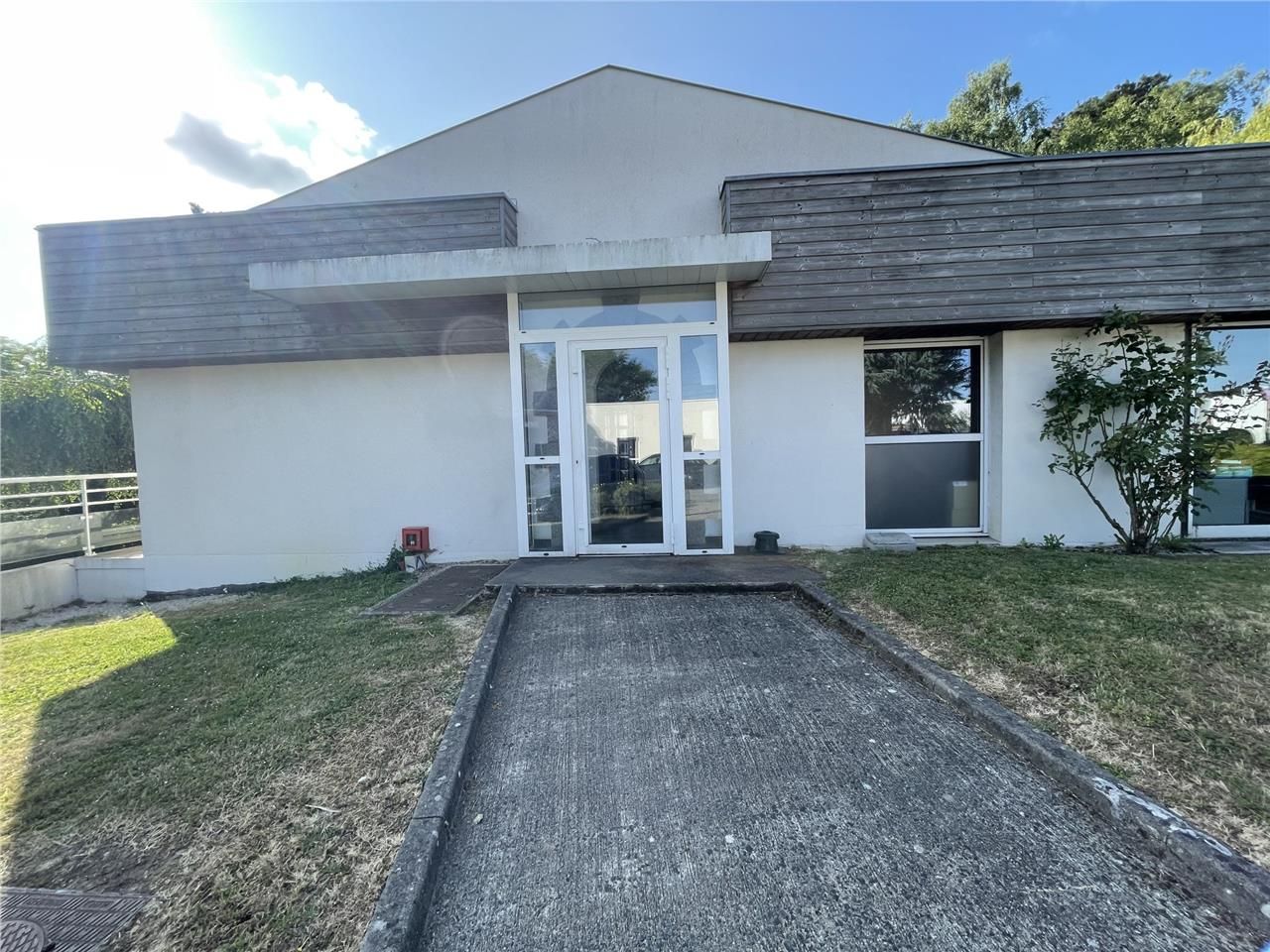 Dans un parc tertiaire verdoyant et bien entreten