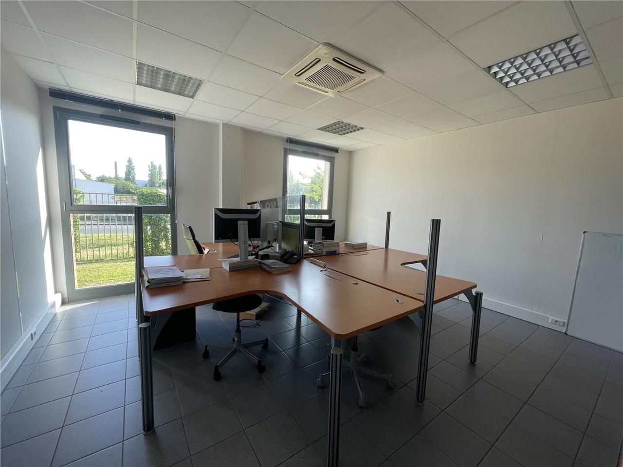 Dans un parc tertiaire verdoyant et bien entreten