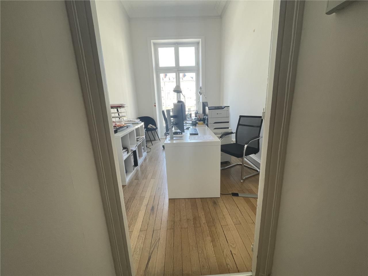 Dans un très bel immeuble de type Haussmanien, no