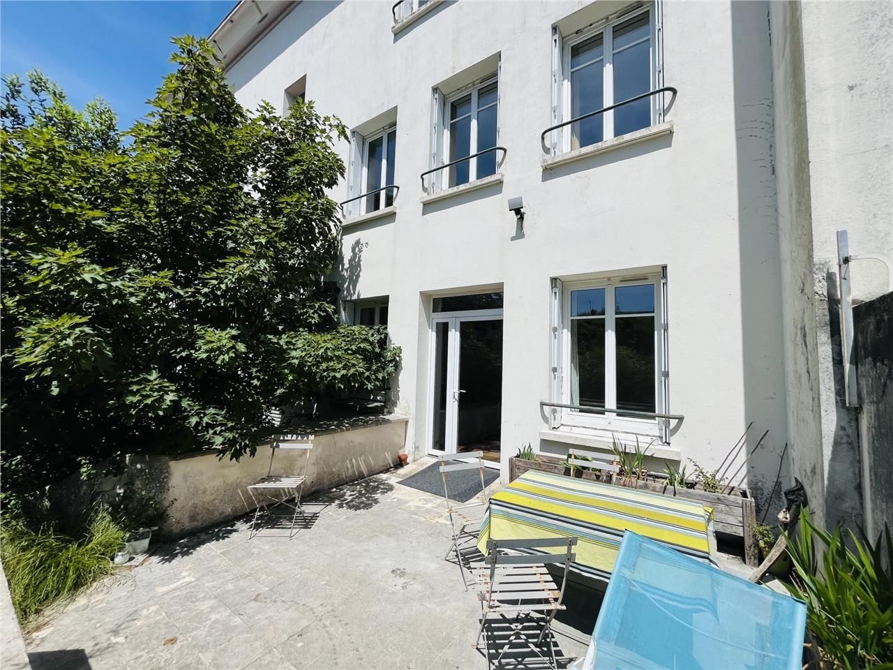 Situé  Avenue du Général de Gaulle à Saint-Nazair