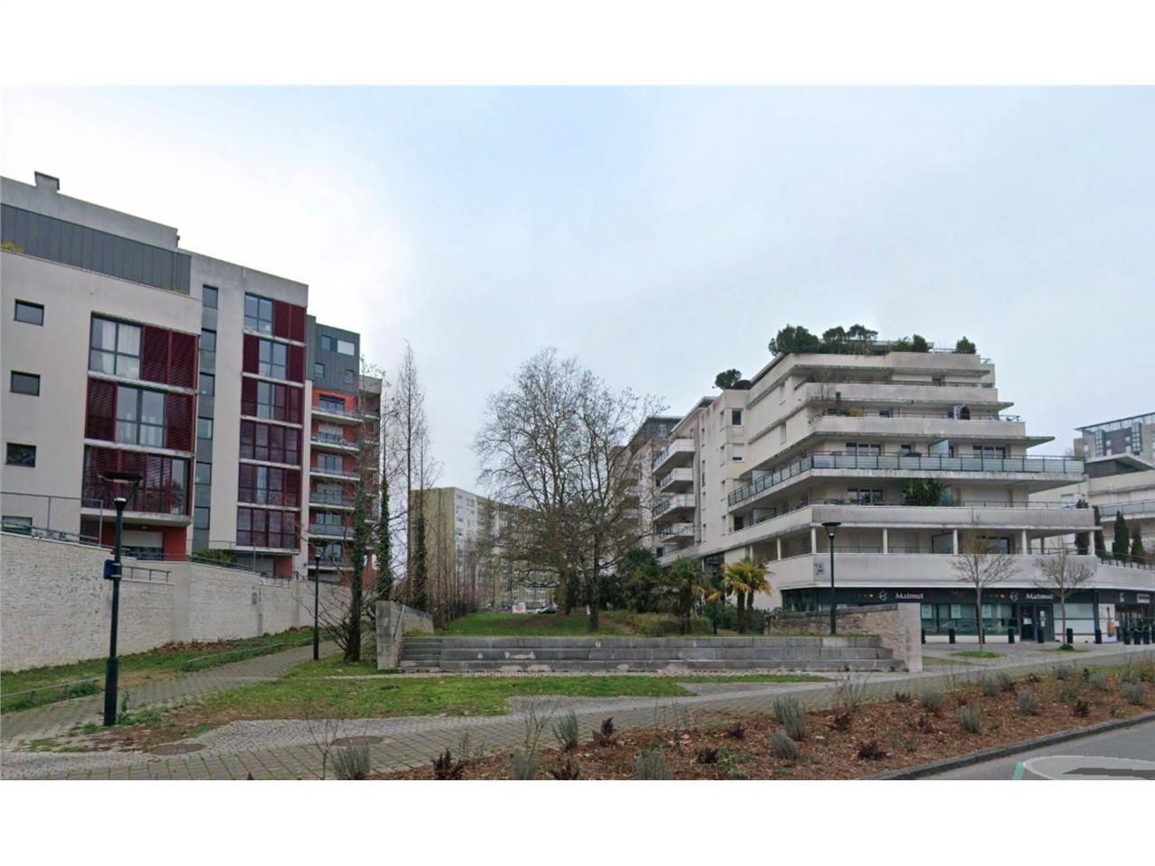 Local commercial d'environ 146 m2