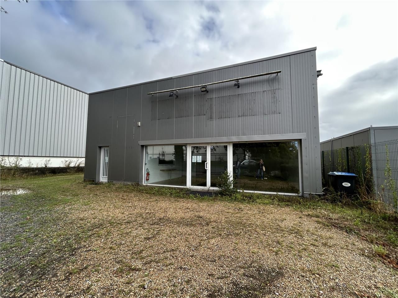 Situé au coeur de la zone d'activités Les Pédras 