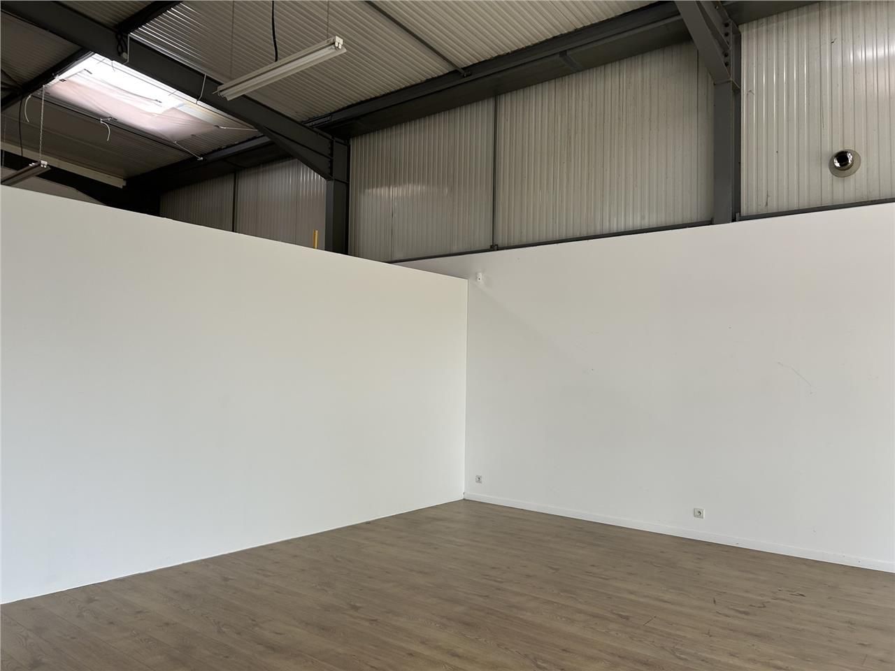 Situé au coeur de la zone d'activités Les Pédras 