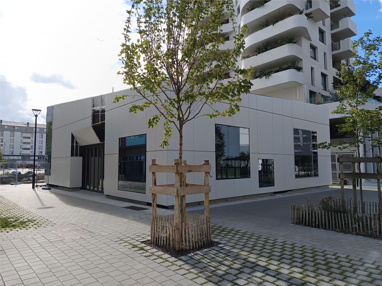 Local commercial livré brut de béton fluides en a