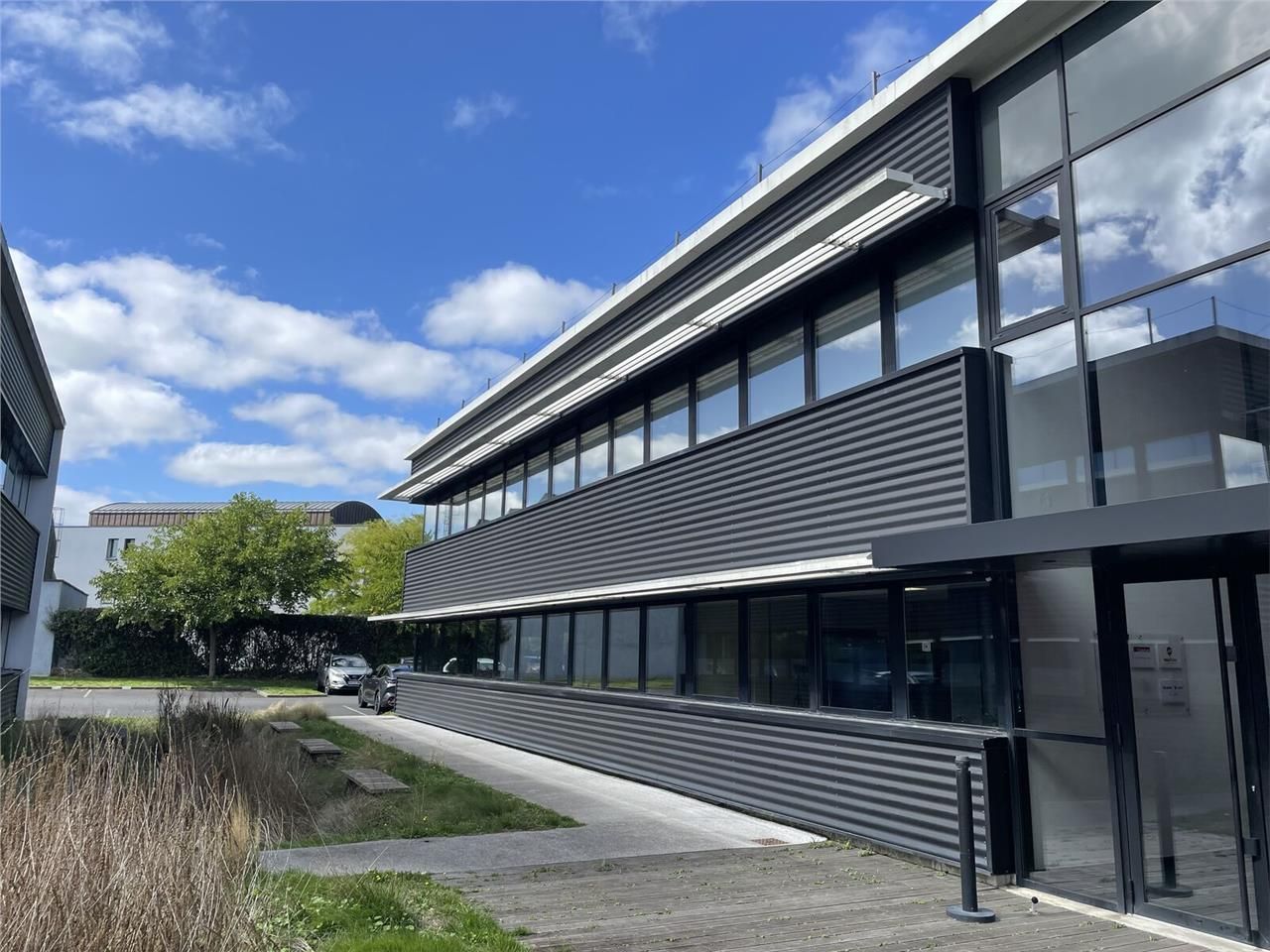 Situé dans le Parc tertiaire des Moulinets à Sain