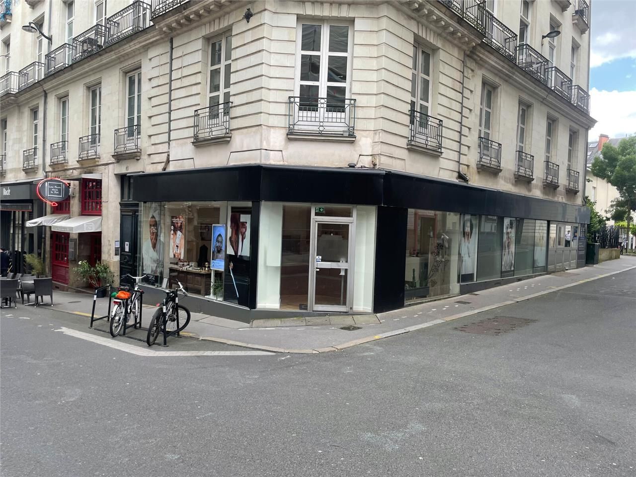 Local commercial avec une très belle vitrine d'en