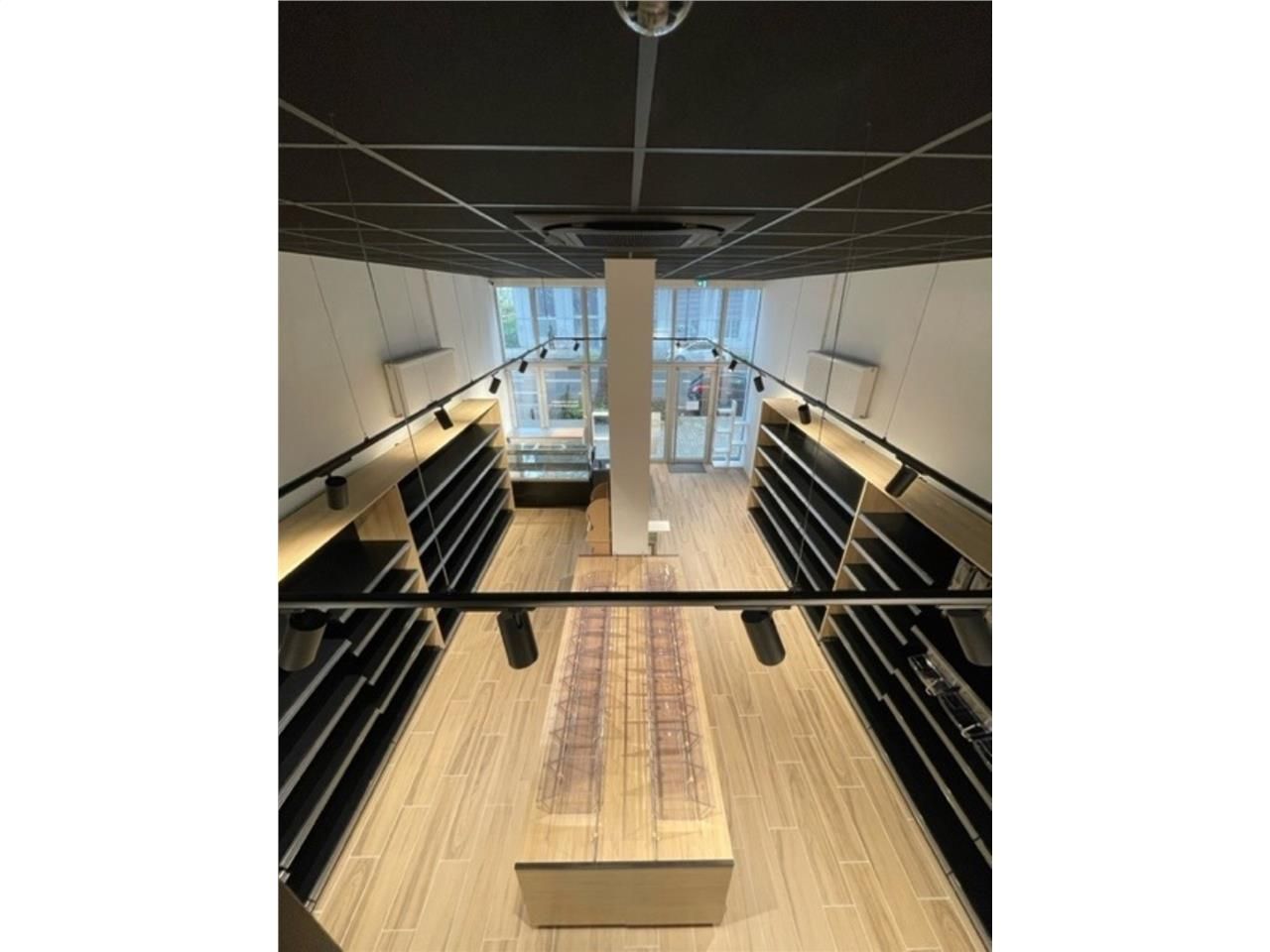 Local situé sur l'ile de Nantes dans un environne