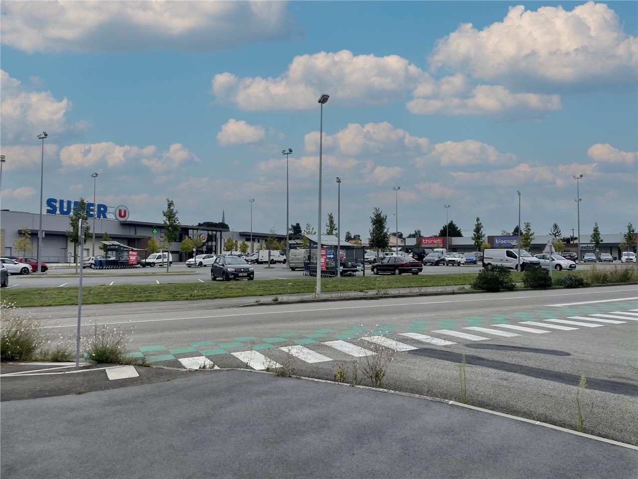 Cellule d'environ 247 m2 à louer située à la chap