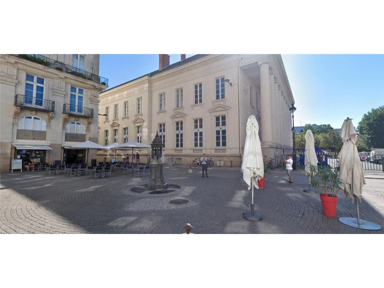 Joli magasin très bien situé derrière la Fnac pas