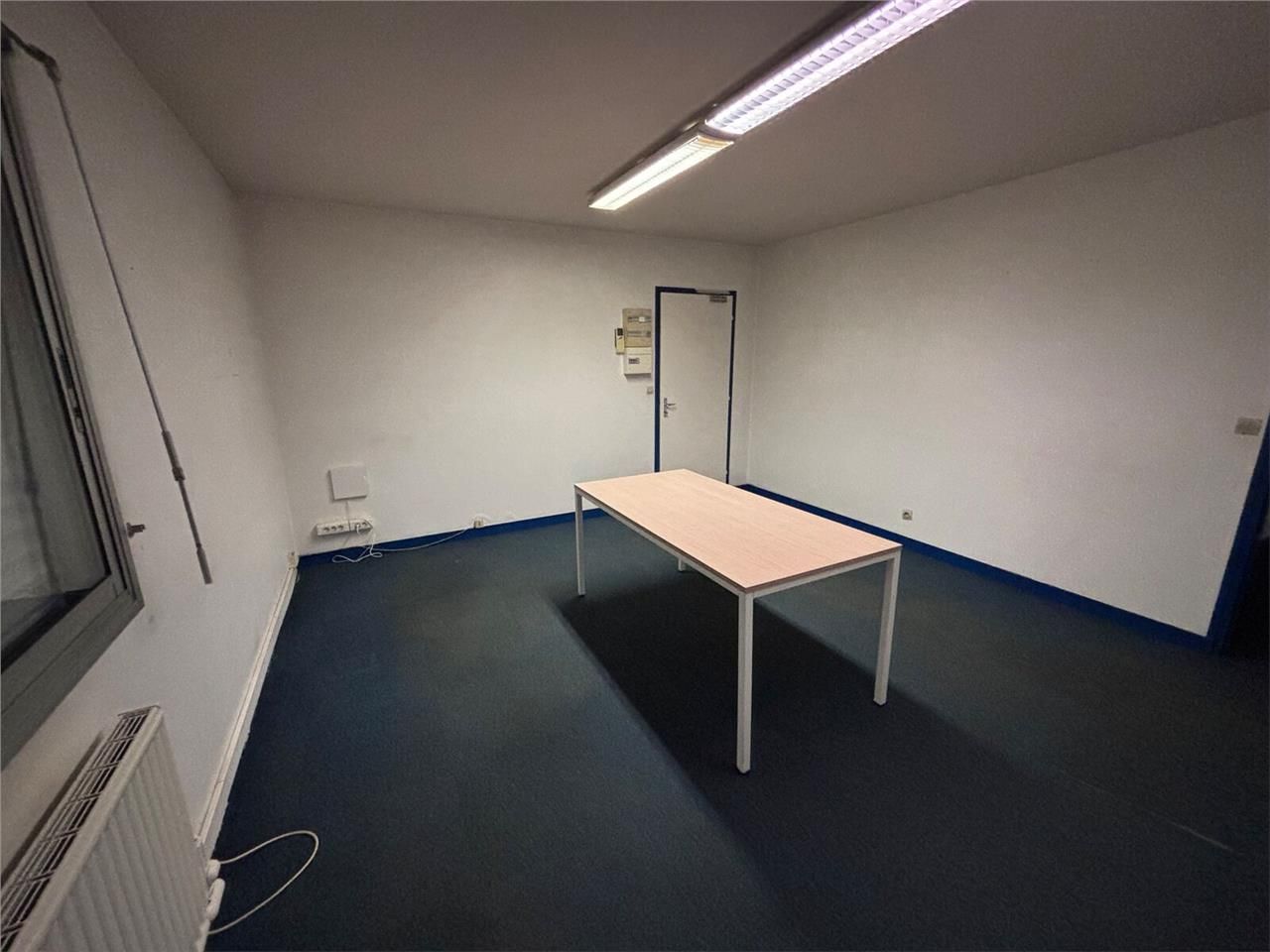 Dans une petite zone d'activité, à deux pas de la