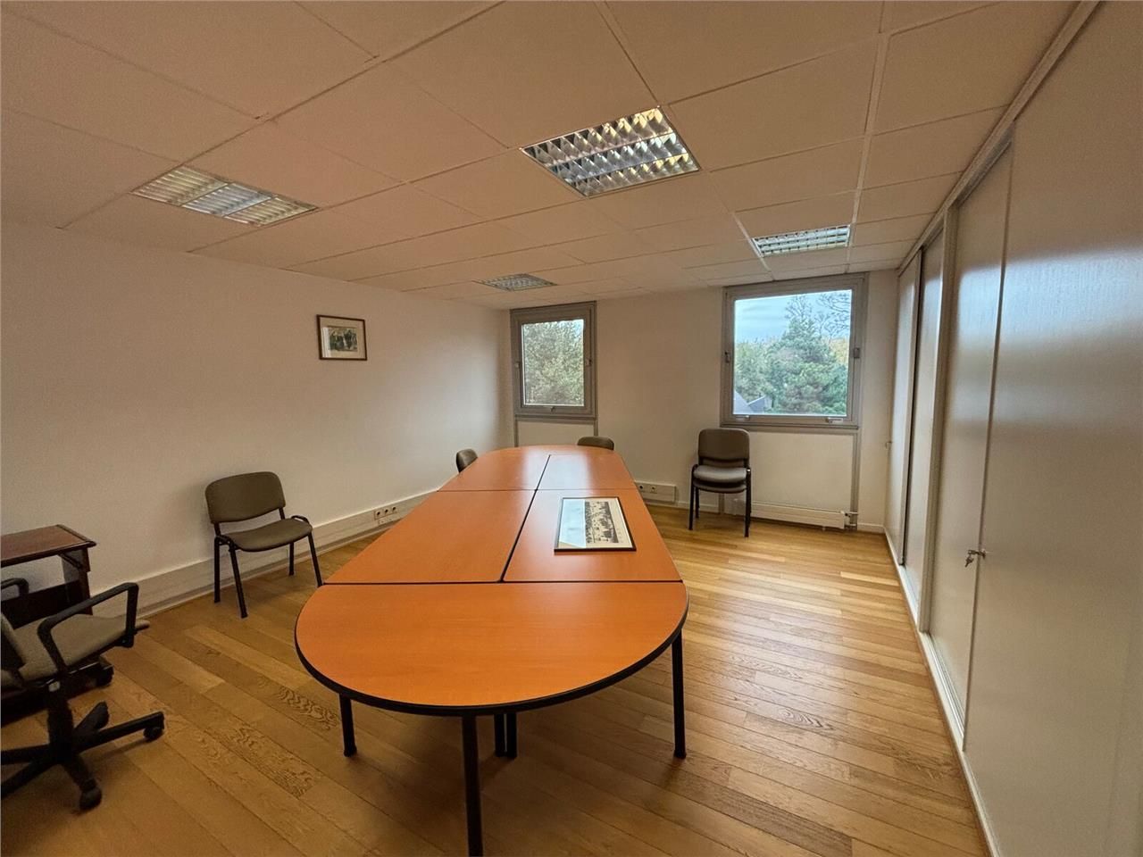 Ce plateau de bureaux en bon état à la vente est 