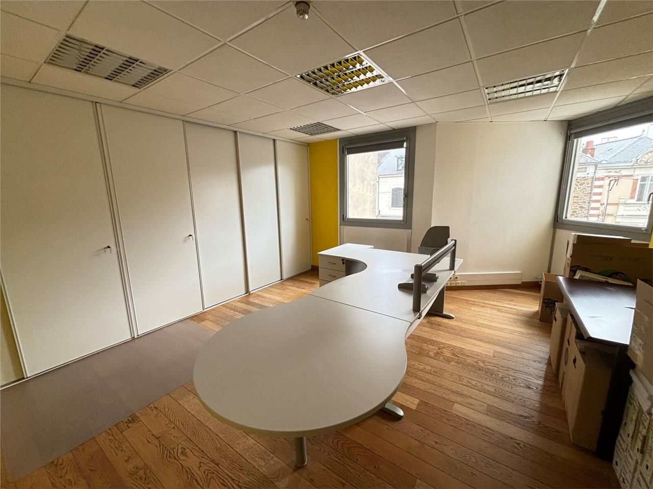 Ce plateau de bureaux en bon état à la vente est 