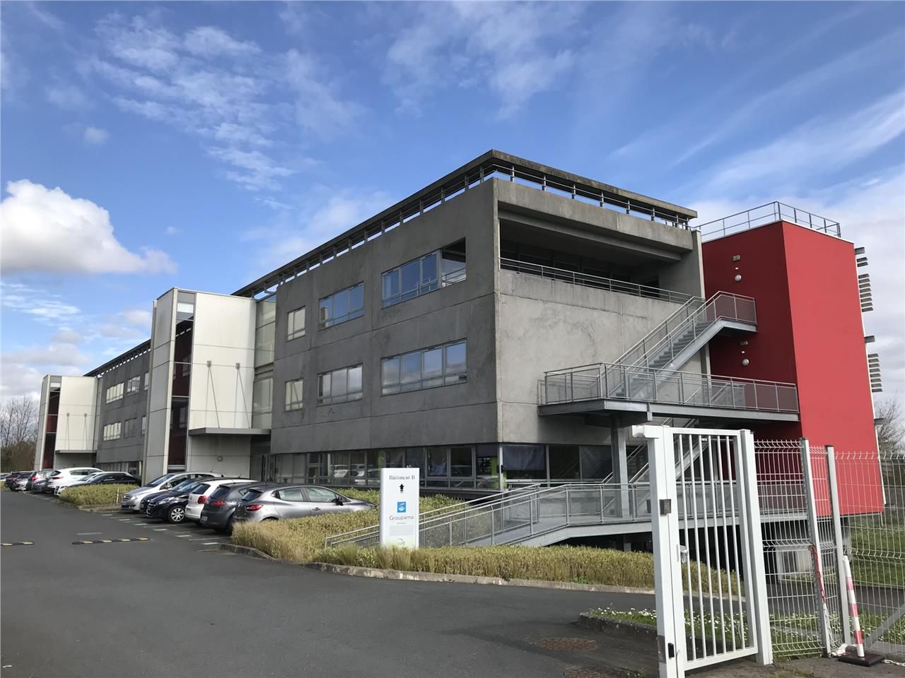 A proximité immédiate du périphérique, porte d'Or