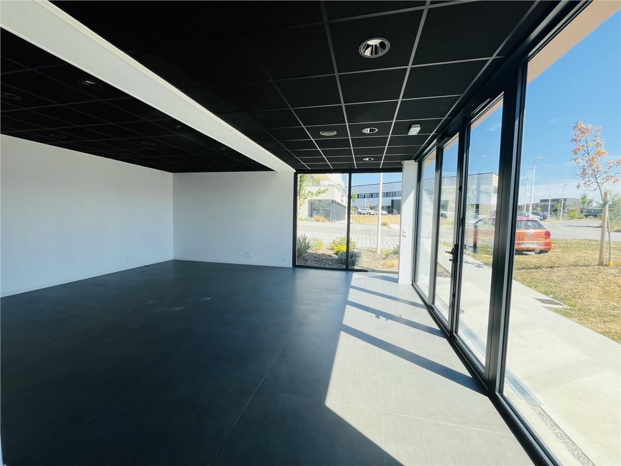 Situé au coeur de la zone commerciale et tertiair