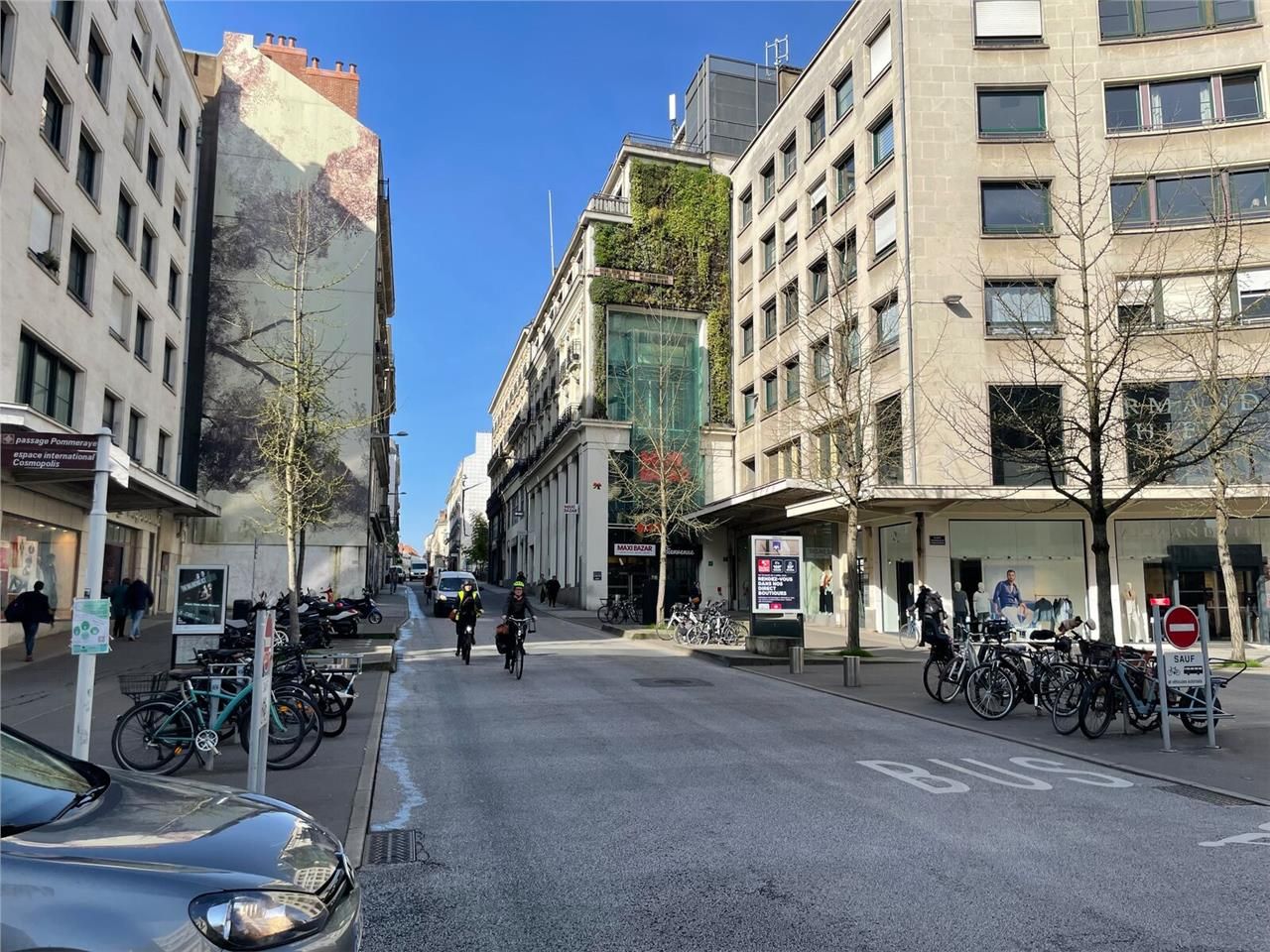 Local commercial d'environ 103 m2 en RDC plus sou