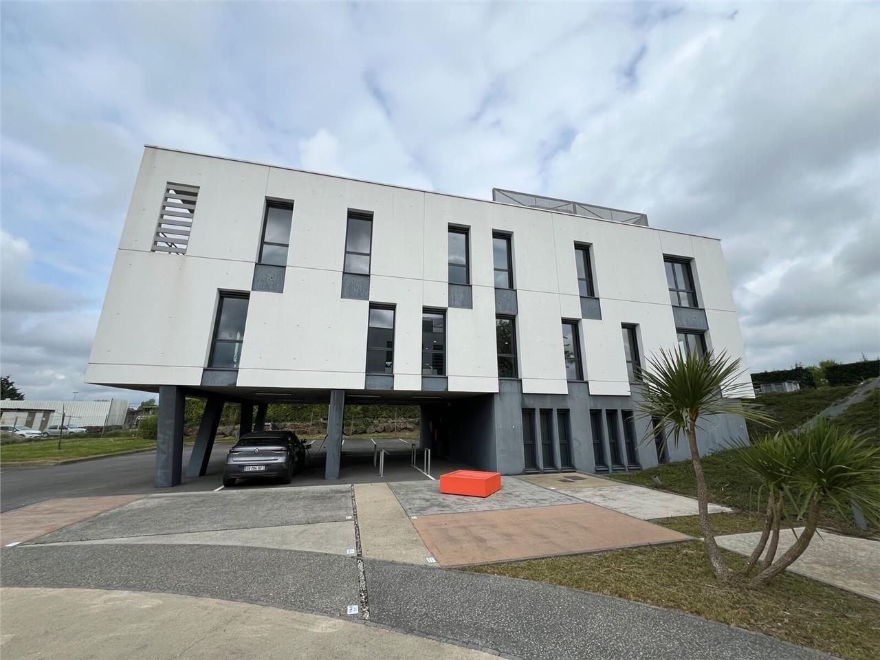 Situé au pied du pont de Cheviré, cet immeuble in