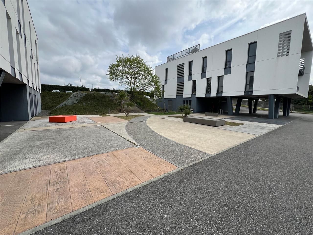 Situé au pied du pont de Cheviré, cet immeuble in